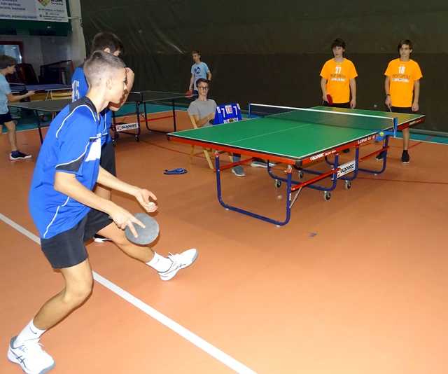 [FOTO] Zawodnicy z klas 7-8 szkół podstawowych rywalizowali w turnieju tenisa stołowego