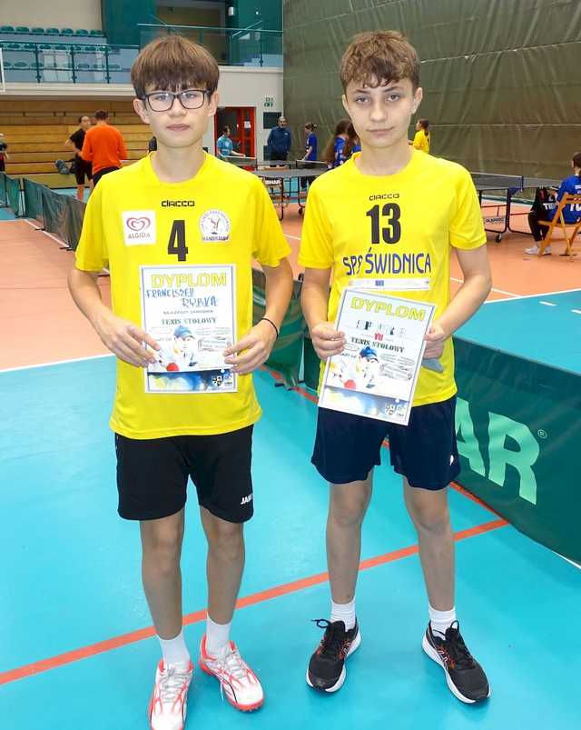 [FOTO] Zawodnicy z klas 7-8 szkół podstawowych rywalizowali w turnieju tenisa stołowego