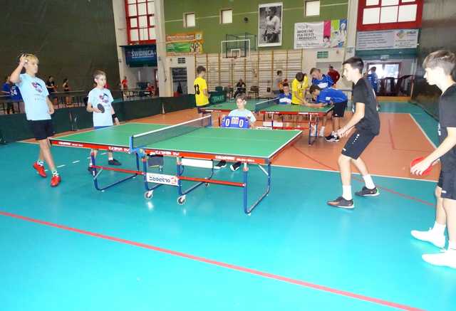 [FOTO] Zawodnicy z klas 7-8 szkół podstawowych rywalizowali w turnieju tenisa stołowego