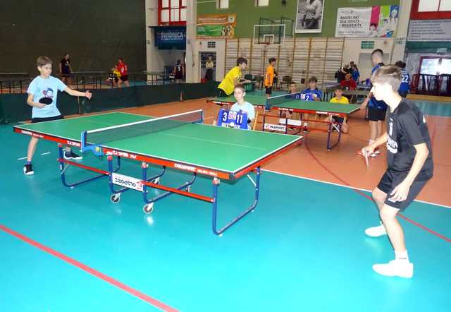 [FOTO] Zawodnicy z klas 7-8 szkół podstawowych rywalizowali w turnieju tenisa stołowego