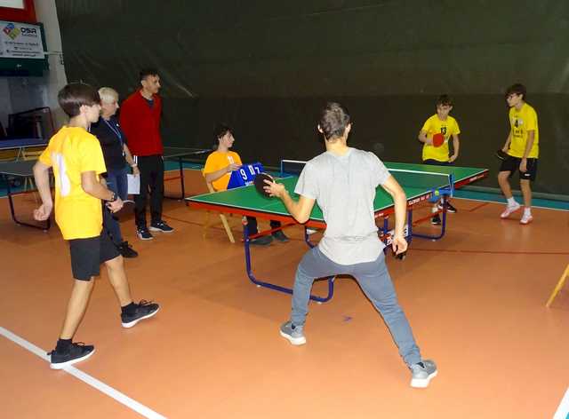 [FOTO] Zawodnicy z klas 7-8 szkół podstawowych rywalizowali w turnieju tenisa stołowego
