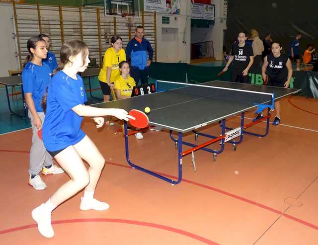 [FOTO] Zawodnicy z klas 7-8 szkół podstawowych rywalizowali w turnieju tenisa stołowego