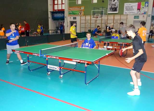 [FOTO] Zawodnicy z klas 7-8 szkół podstawowych rywalizowali w turnieju tenisa stołowego