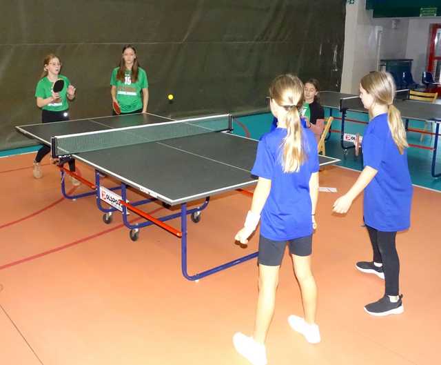 [FOTO] Zawodnicy z klas 5-6 szkół podstawowych rywalizowali w turnieju tenisa stołowego