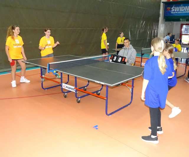 [FOTO] Zawodnicy z klas 5-6 szkół podstawowych rywalizowali w turnieju tenisa stołowego
