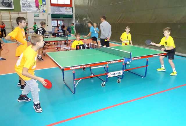 [FOTO] Zawodnicy z klas 5-6 szkół podstawowych rywalizowali w turnieju tenisa stołowego
