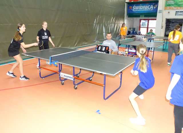 [FOTO] Zawodnicy z klas 5-6 szkół podstawowych rywalizowali w turnieju tenisa stołowego