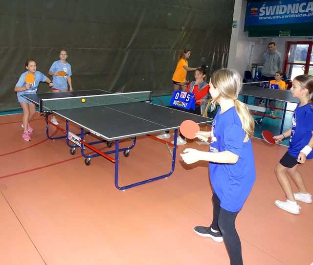 [FOTO] Zawodnicy z klas 5-6 szkół podstawowych rywalizowali w turnieju tenisa stołowego