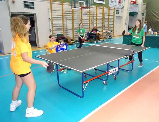 [FOTO] Zawodnicy z klas 5-6 szkół podstawowych rywalizowali w turnieju tenisa stołowego
