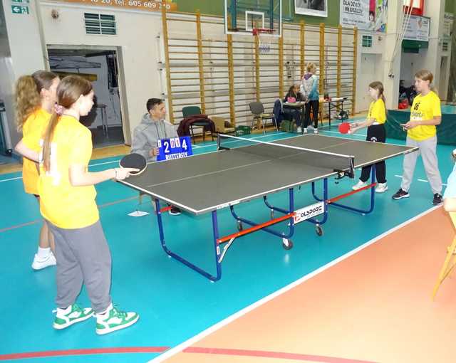 [FOTO] Zawodnicy z klas 5-6 szkół podstawowych rywalizowali w turnieju tenisa stołowego