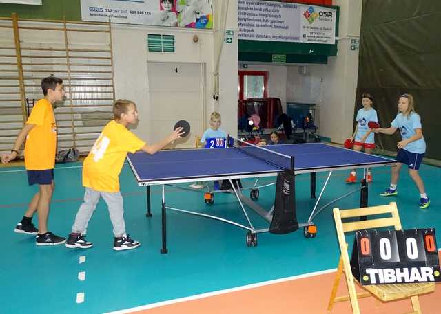 [FOTO] Zawodnicy z klas 5-6 szkół podstawowych rywalizowali w turnieju tenisa stołowego