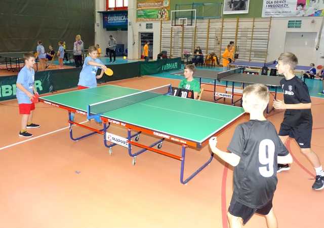 [FOTO] Zawodnicy z klas 5-6 szkół podstawowych rywalizowali w turnieju tenisa stołowego