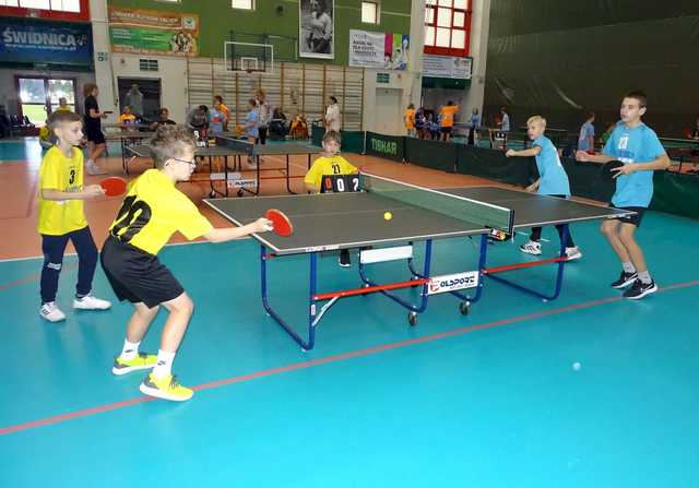[FOTO] Zawodnicy z klas 5-6 szkół podstawowych rywalizowali w turnieju tenisa stołowego