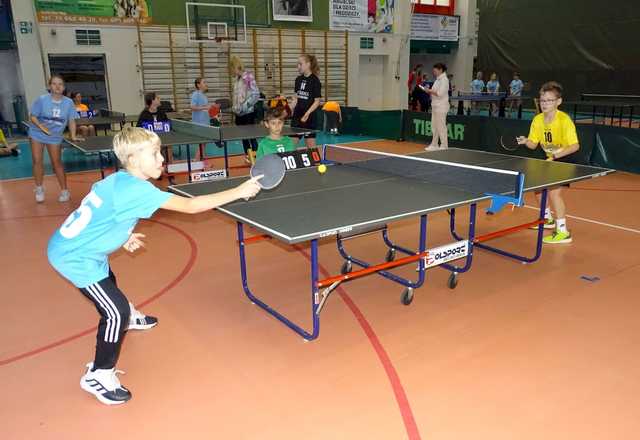 [FOTO] Zawodnicy z klas 5-6 szkół podstawowych rywalizowali w turnieju tenisa stołowego