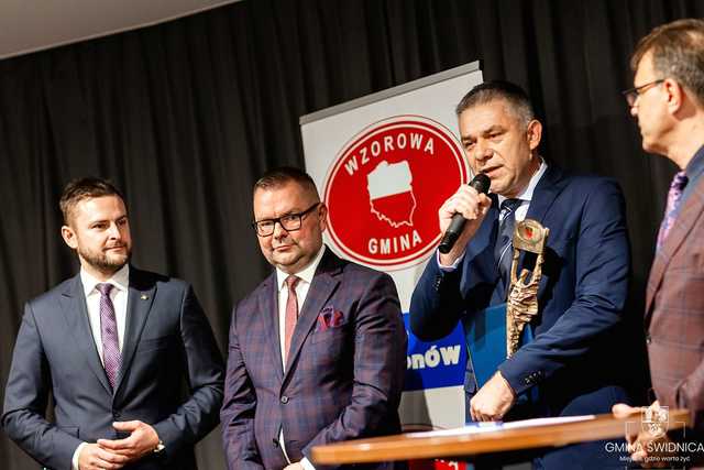 [FOTO] Gmina Świdnica z prestiżowym wyróżnieniem. Zastępca wójta odebrał statuetkę na uroczystej gali