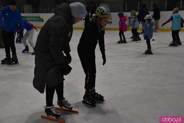 [WIDEO, FOTO] Trenowali z medalistką olimpijską. Ślizgawki z Natalią Czerwonką na świdnickim lodowisku