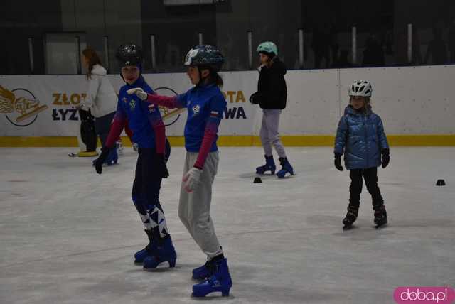 [WIDEO, FOTO] Trenowali z medalistką olimpijską. Ślizgawki z Natalią Czerwonką na świdnickim lodowisku