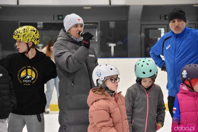 [WIDEO, FOTO] Trenowali z medalistką olimpijską. Ślizgawki z Natalią Czerwonką na świdnickim lodowisku