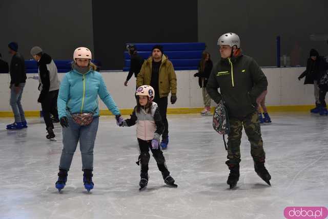[WIDEO, FOTO] Trenowali z medalistką olimpijską. Ślizgawki z Natalią Czerwonką na świdnickim lodowisku