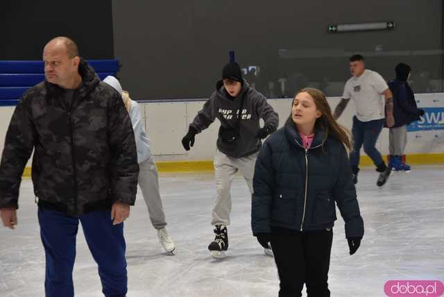 [WIDEO, FOTO] Trenowali z medalistką olimpijską. Ślizgawki z Natalią Czerwonką na świdnickim lodowisku