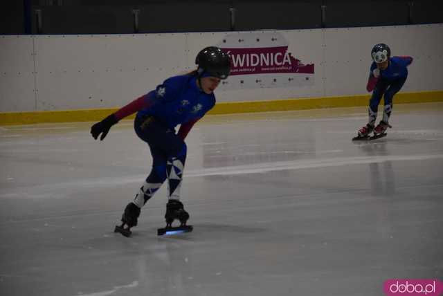 [WIDEO, FOTO] Trenowali z medalistką olimpijską. Ślizgawki z Natalią Czerwonką na świdnickim lodowisku