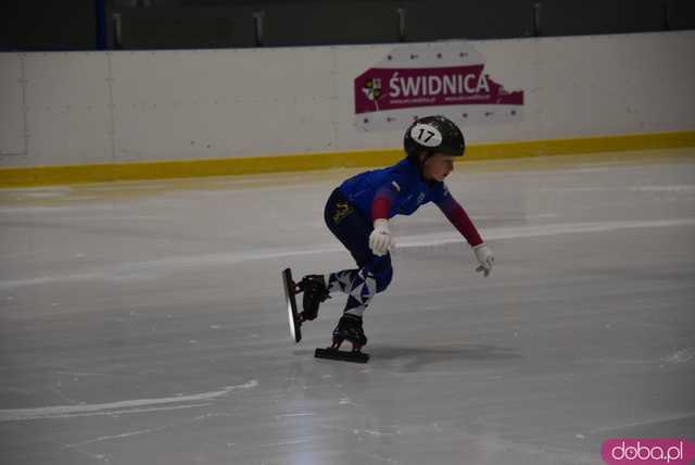 [WIDEO, FOTO] Trenowali z medalistką olimpijską. Ślizgawki z Natalią Czerwonką na świdnickim lodowisku
