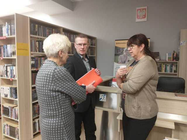 [FOTO] Poszerzyli swoją wiedzę o zbrodniach III Rzeszy podczas wykładu w świebodzickiej bibliotece