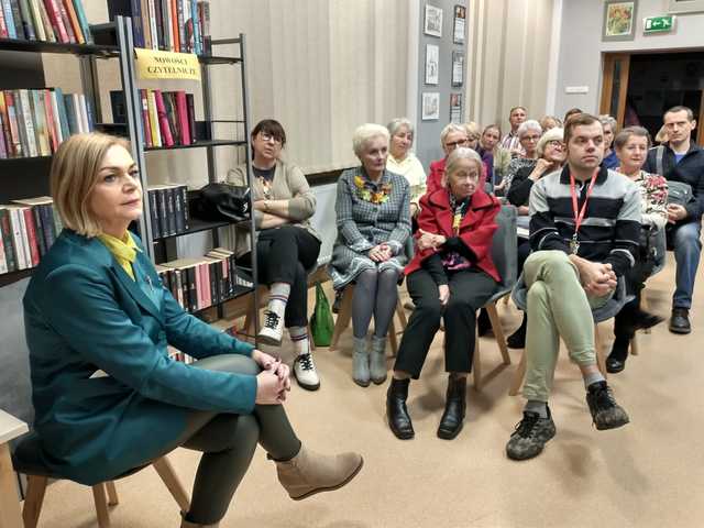 [FOTO] Poszerzyli swoją wiedzę o zbrodniach III Rzeszy podczas wykładu w świebodzickiej bibliotece