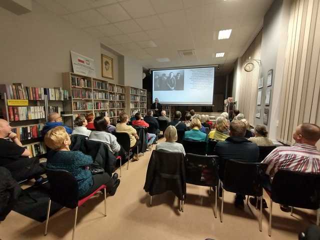 [FOTO] Poszerzyli swoją wiedzę o zbrodniach III Rzeszy podczas wykładu w świebodzickiej bibliotece