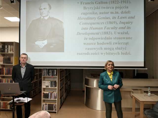 [FOTO] Poszerzyli swoją wiedzę o zbrodniach III Rzeszy podczas wykładu w świebodzickiej bibliotece