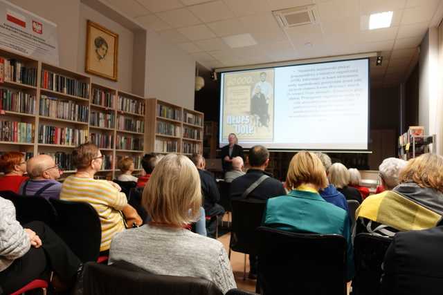 [FOTO] Poszerzyli swoją wiedzę o zbrodniach III Rzeszy podczas wykładu w świebodzickiej bibliotece