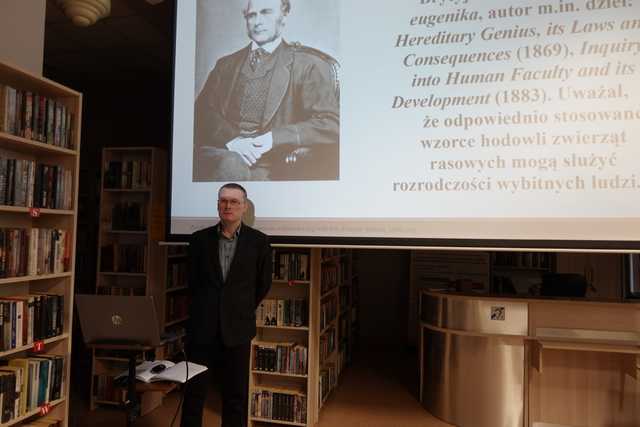 [FOTO] Poszerzyli swoją wiedzę o zbrodniach III Rzeszy podczas wykładu w świebodzickiej bibliotece