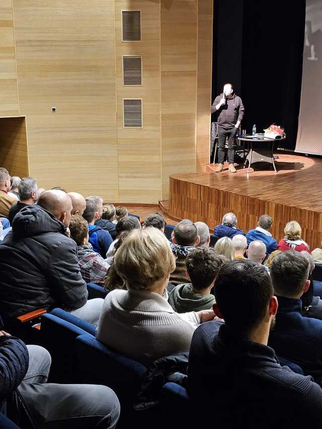 [FOTO] Mieszkańcy obejrzeli premierowy odcinek o tajemnicach Strzegomia