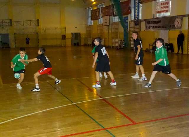 [FOTO] Uczniowie klas 5-6 szkół podstawowych rywalizowali w turnieju piłki ręcznej