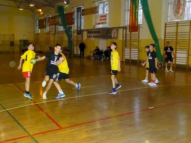 [FOTO] Uczniowie klas 5-6 szkół podstawowych rywalizowali w turnieju piłki ręcznej