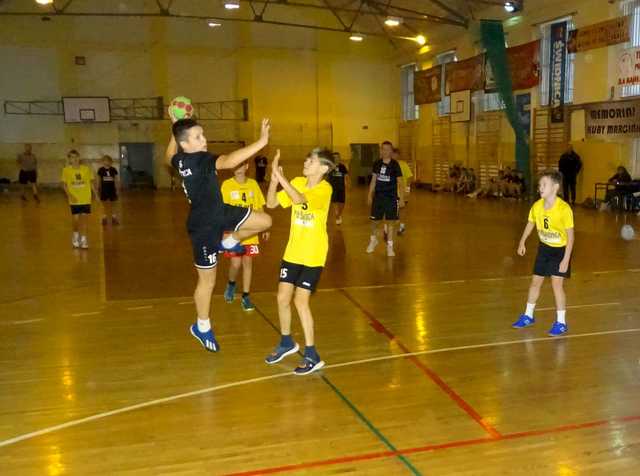 [FOTO] Uczniowie klas 5-6 szkół podstawowych rywalizowali w turnieju piłki ręcznej