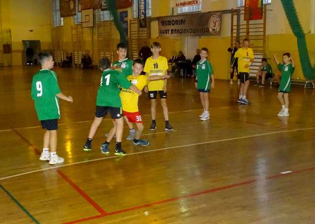 [FOTO] Uczniowie klas 5-6 szkół podstawowych rywalizowali w turnieju piłki ręcznej