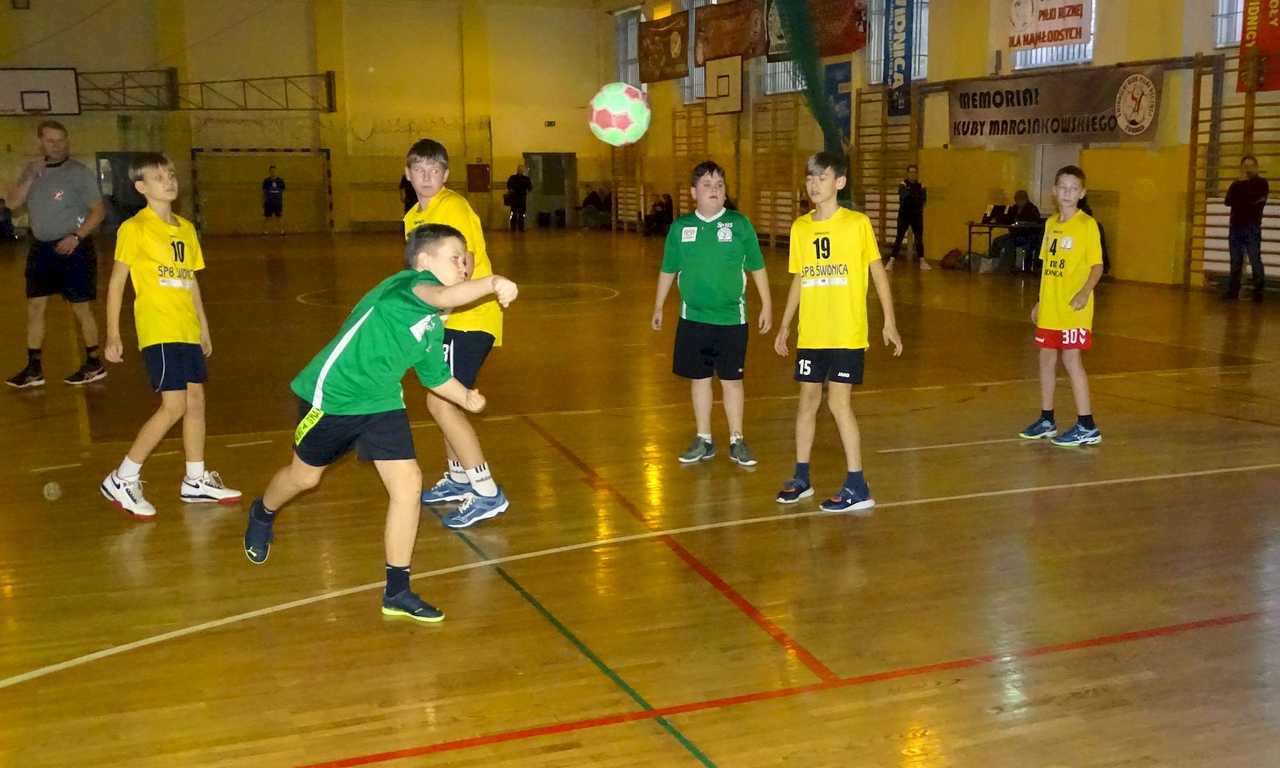 [FOTO] Uczniowie klas 5-6 szkół podstawowych rywalizowali w turnieju piłki ręcznej