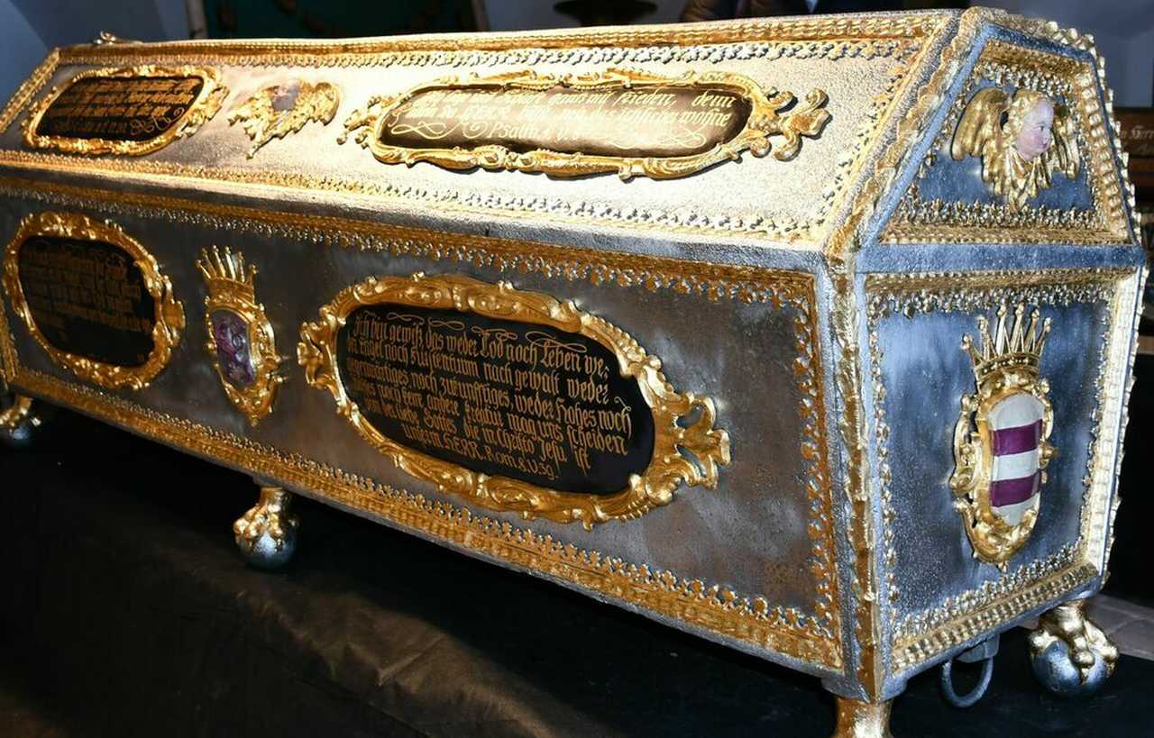 [FOTO] Odrestaurowano zabytkowy sarkofag Heleny von Gellhorn z rodziny Hochbergów