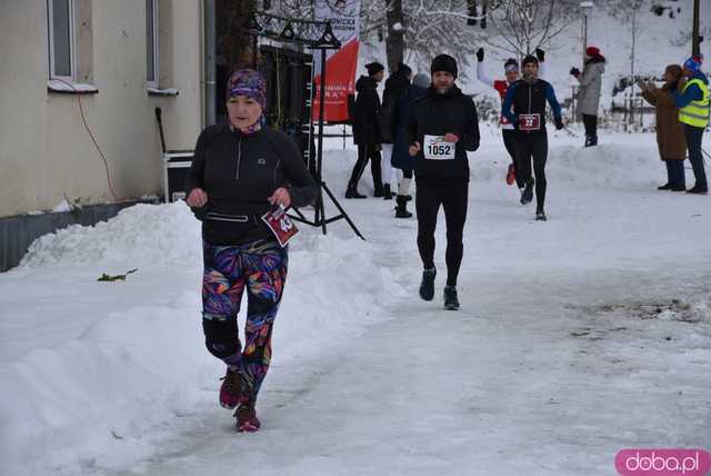 [FOTO] Pobiegli zaśnieżonymi alejkami Parku Centralnego. Finał Świdnickich Biegów Parkowych