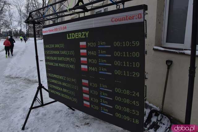 [FOTO] Pobiegli zaśnieżonymi alejkami Parku Centralnego. Finał Świdnickich Biegów Parkowych