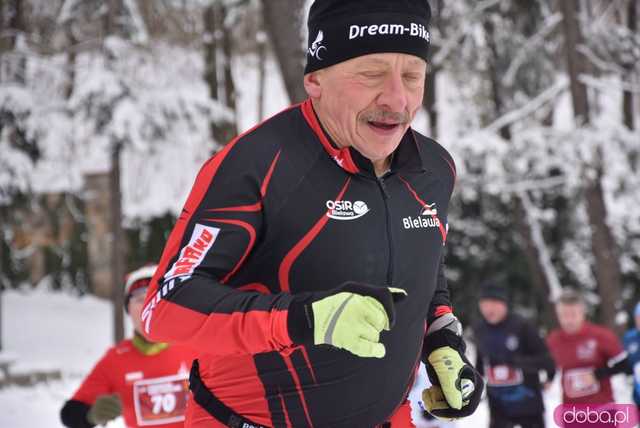 [FOTO] Pobiegli zaśnieżonymi alejkami Parku Centralnego. Finał Świdnickich Biegów Parkowych