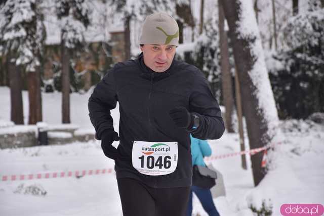 [FOTO] Pobiegli zaśnieżonymi alejkami Parku Centralnego. Finał Świdnickich Biegów Parkowych