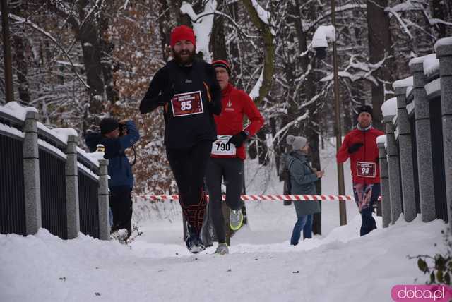 [FOTO] Pobiegli zaśnieżonymi alejkami Parku Centralnego. Finał Świdnickich Biegów Parkowych