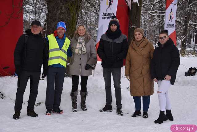 [FOTO] Pobiegli zaśnieżonymi alejkami Parku Centralnego. Finał Świdnickich Biegów Parkowych