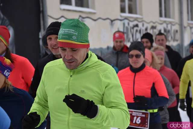 [FOTO] Pobiegli zaśnieżonymi alejkami Parku Centralnego. Finał Świdnickich Biegów Parkowych