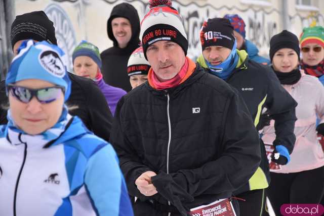 [FOTO] Pobiegli zaśnieżonymi alejkami Parku Centralnego. Finał Świdnickich Biegów Parkowych