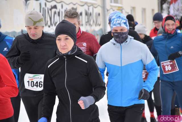 [FOTO] Pobiegli zaśnieżonymi alejkami Parku Centralnego. Finał Świdnickich Biegów Parkowych