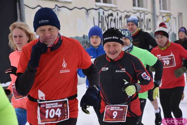 [FOTO] Pobiegli zaśnieżonymi alejkami Parku Centralnego. Finał Świdnickich Biegów Parkowych