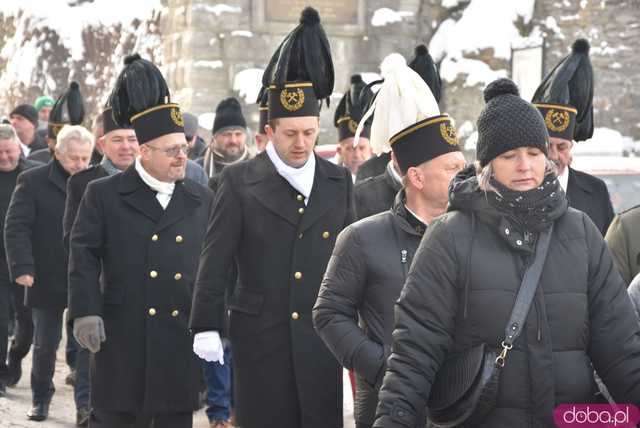 [WIDEO, FOTO] Uroczysty przemarsz korowodu górniczego rozpoczął Barbórkę Ślężańską